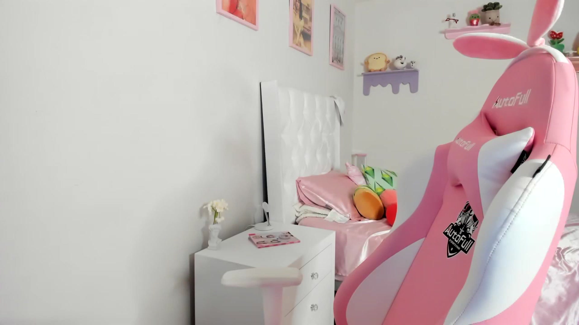 Gallery image thumbnail from Cherrycute666's myfreecams stream on, 06/12/2023, 07:47 image 10 of 20
