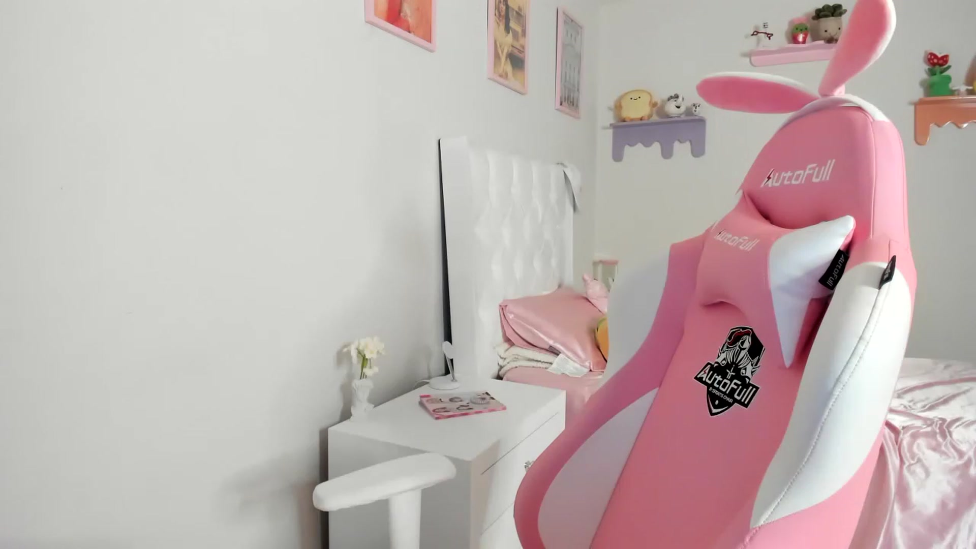 Gallery image thumbnail from Cherrycute666's myfreecams stream on, 06/12/2023, 07:47 image 3 of 20