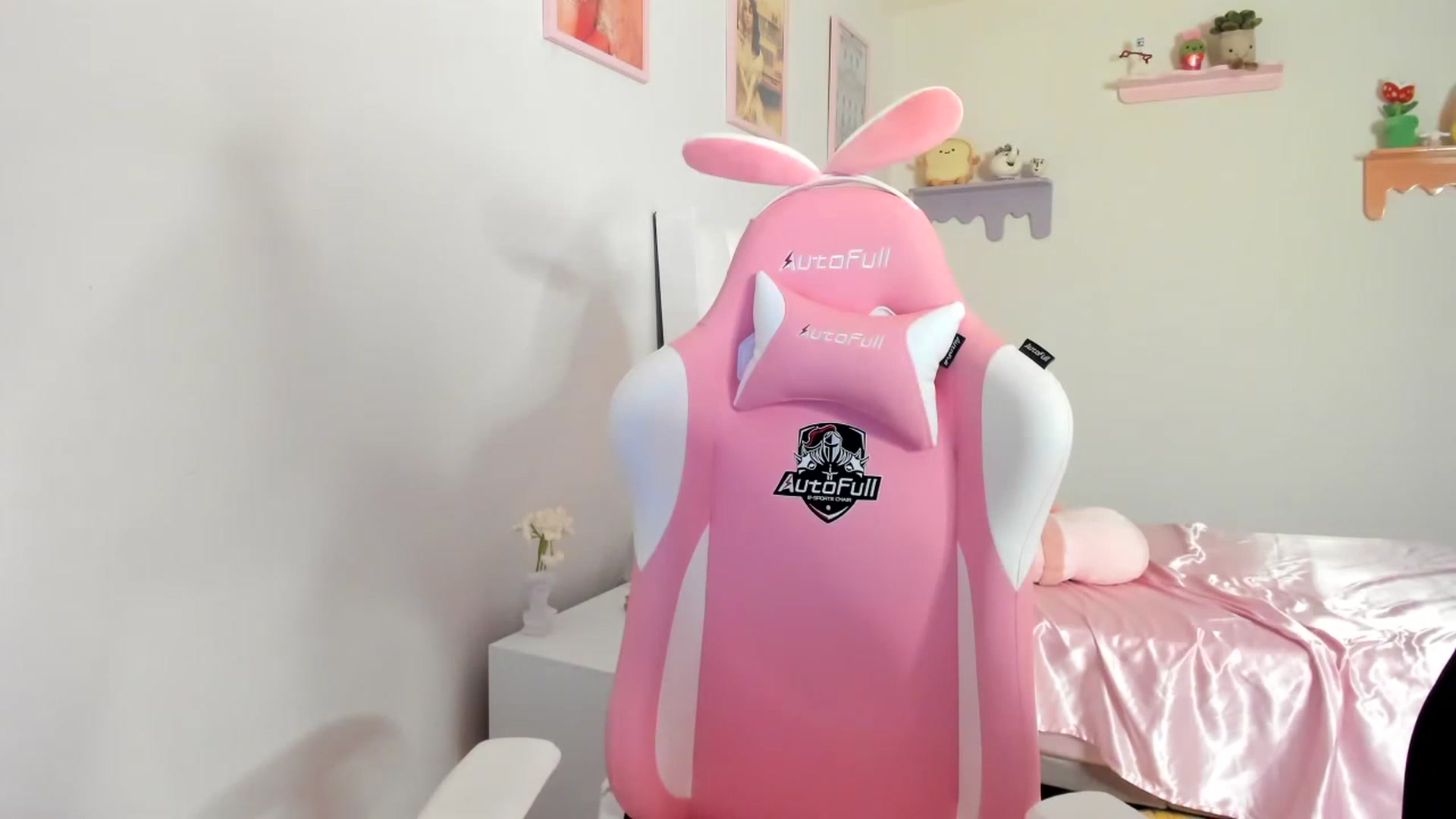 Gallery image thumbnail from Cherrycute666's myfreecams stream on, 06/12/2023, 08:34 image 17 of 20