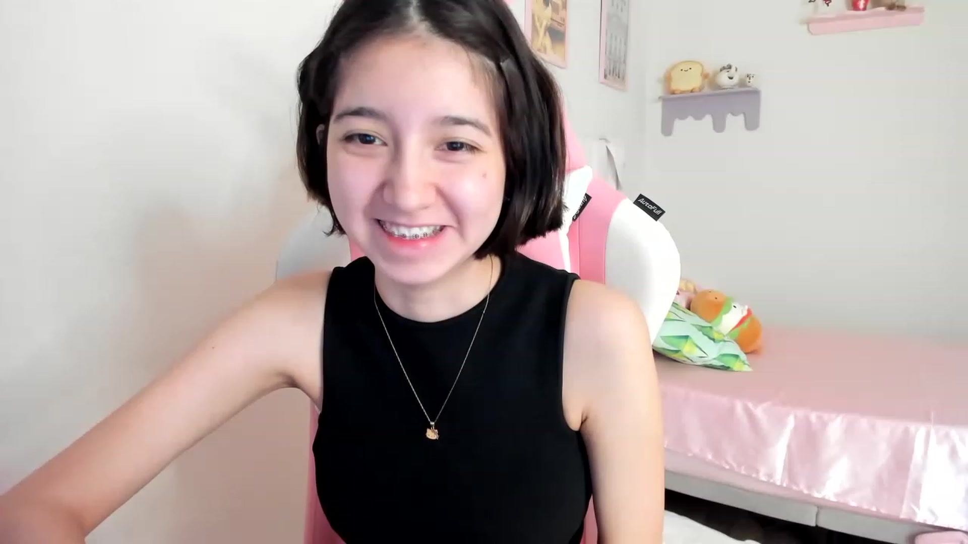 Gallery image thumbnail from Cherrycute666's myfreecams stream on, 06/13/2023, 24:42 image 17 of 20