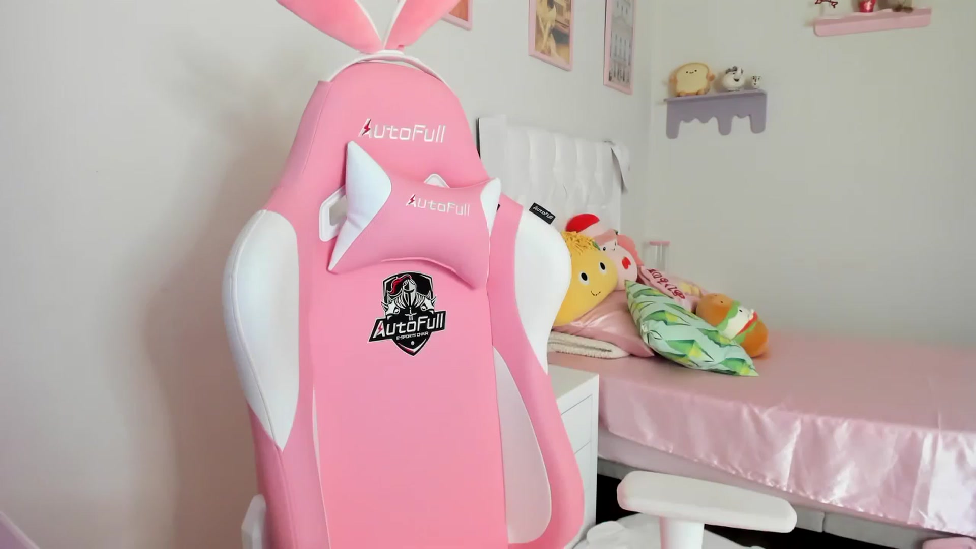 Gallery image thumbnail from Cherrycute666's myfreecams stream on, 06/13/2023, 24:42 image 18 of 20
