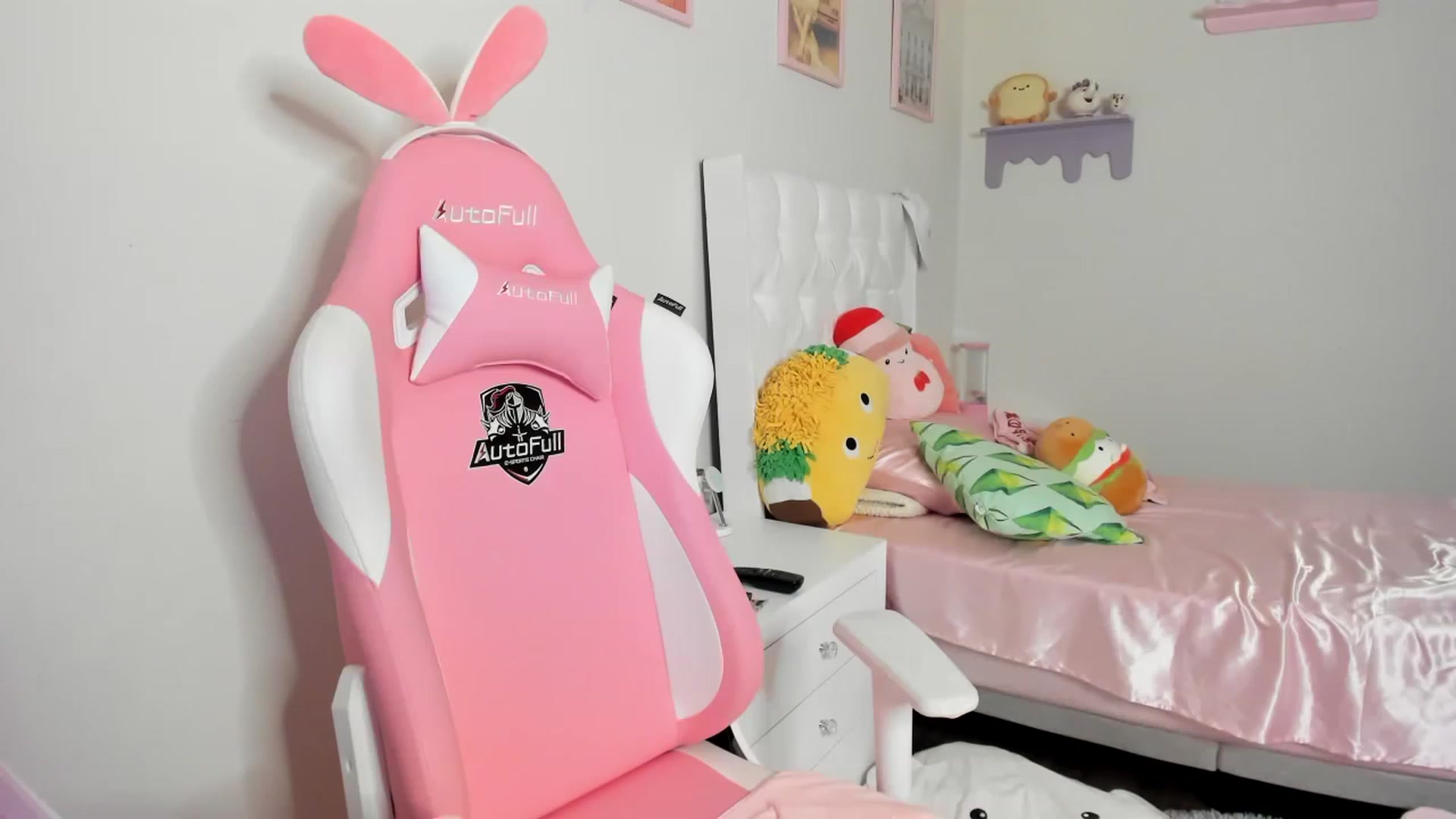 Gallery image thumbnail from Cherrycute666's myfreecams stream on, 06/13/2023, 04:28 image 15 of 20