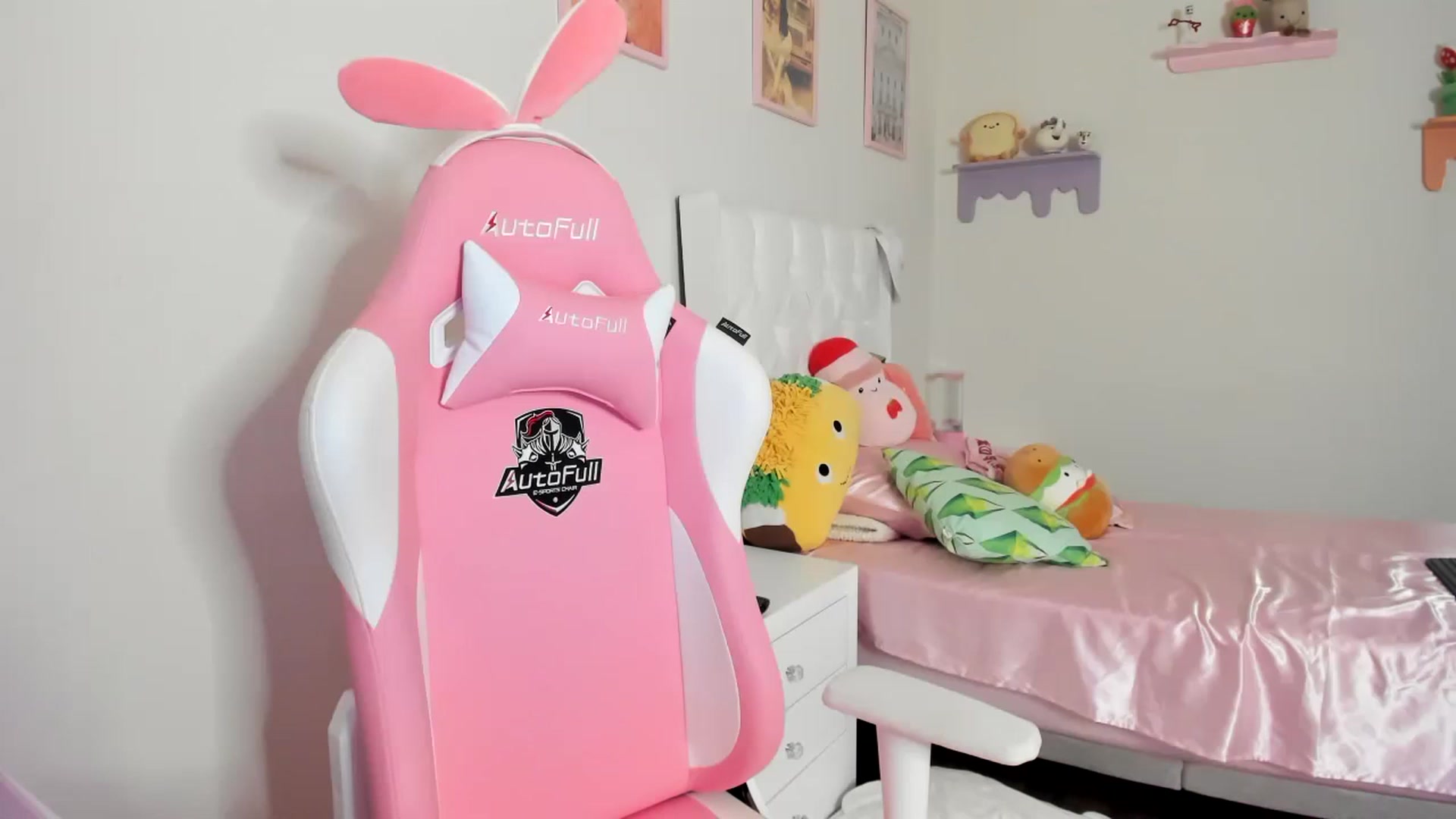 Gallery image thumbnail from Cherrycute666's myfreecams stream on, 06/13/2023, 05:38 image 2 of 20