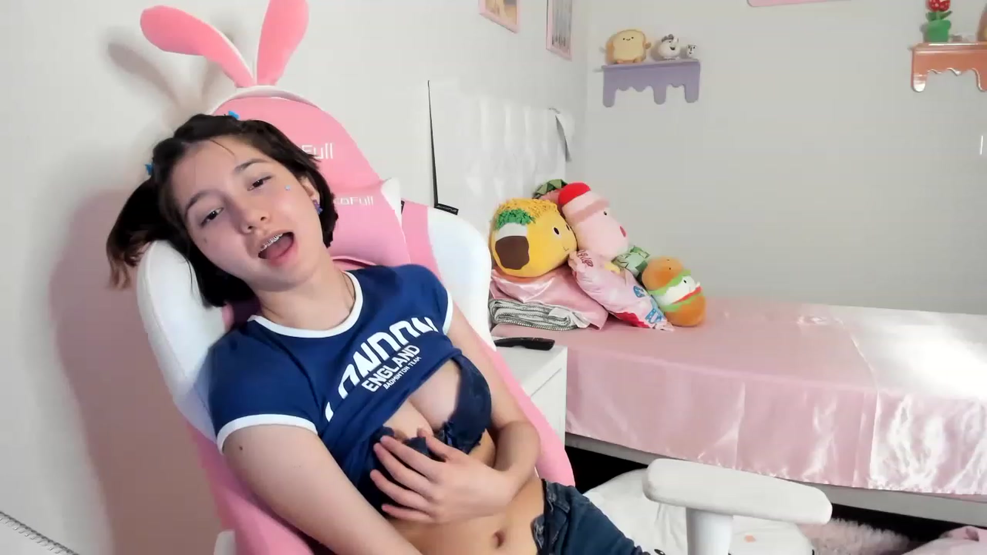 Gallery image thumbnail from Cherrycute666's myfreecams stream on, 06/15/2023, 10:01 image 4 of 20