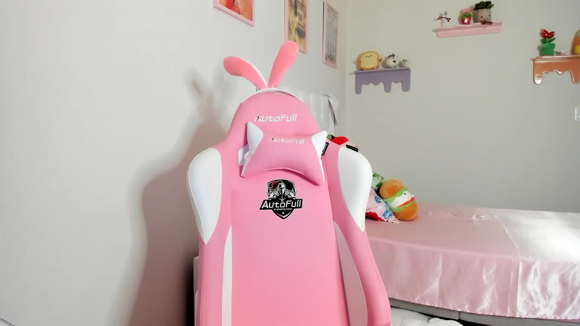 Gallery image thumbnail from Cherrycute666's myfreecams stream on, 06/15/2023, 10:01 image 2 of 20
