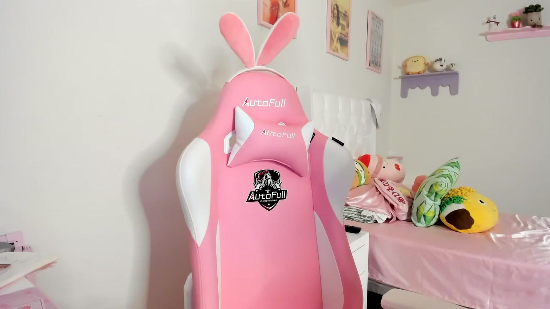 Gallery image thumbnail from Cherrycute666's myfreecams stream on, 06/16/2023, 09:40 image 1 of 20