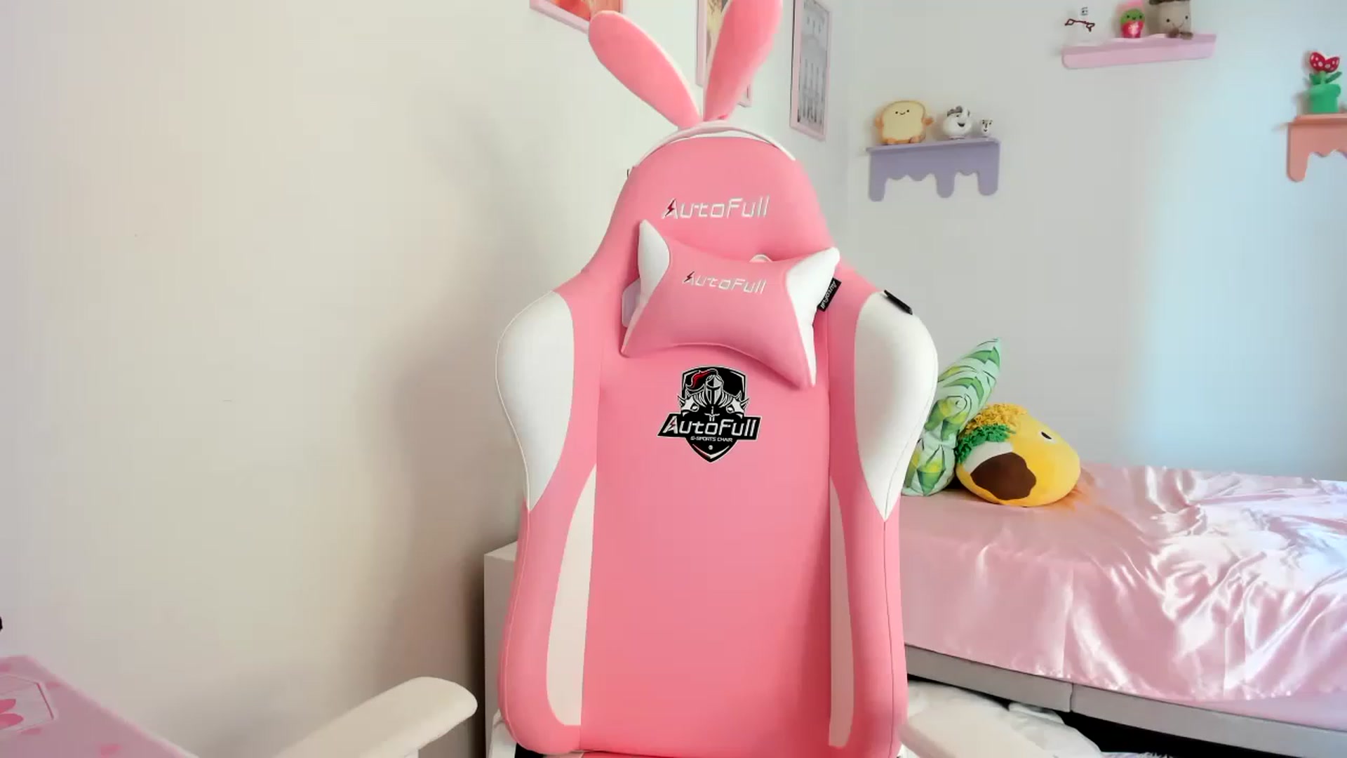 Gallery image thumbnail from Cherrycute666's myfreecams stream on, 06/16/2023, 23:18 image 7 of 20
