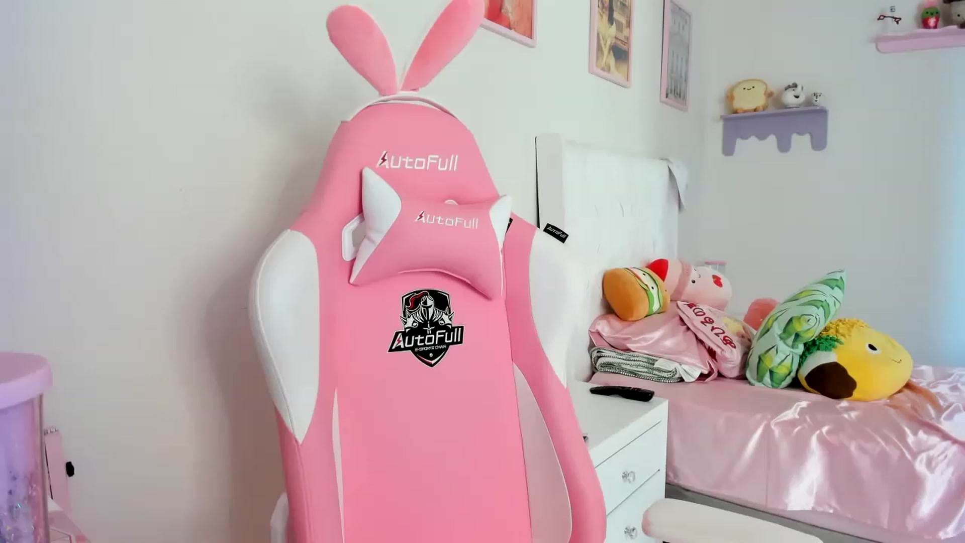 Gallery image thumbnail from Cherrycute666's myfreecams stream on, 06/17/2023, 24:01 image 8 of 20