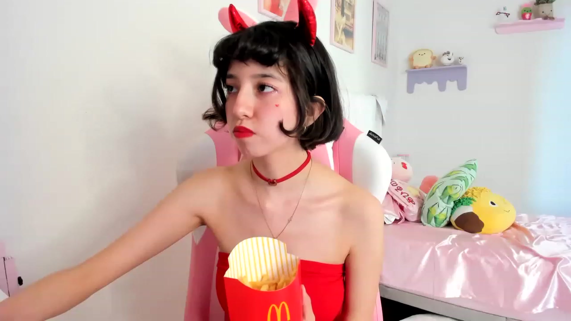 Gallery image thumbnail from Cherrycute666's myfreecams stream on, 06/17/2023, 24:01 image 1 of 20