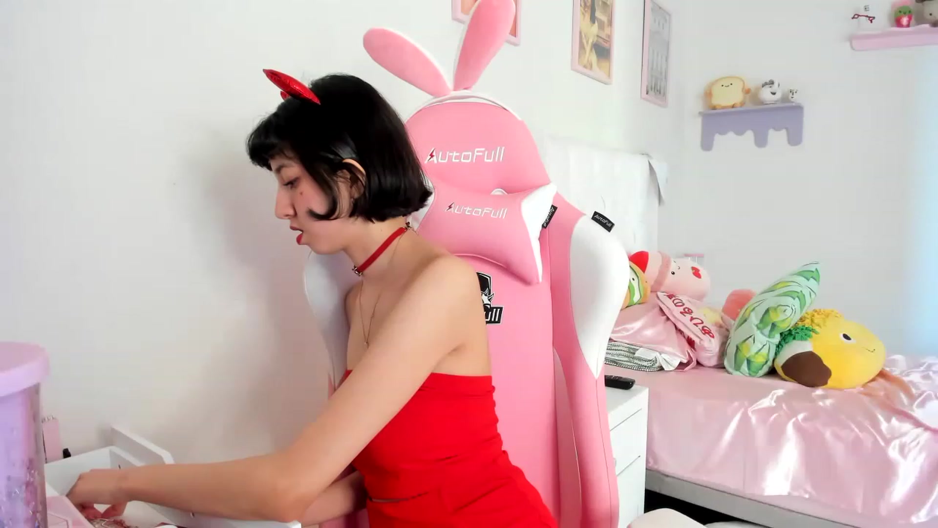 Gallery image thumbnail from Cherrycute666's myfreecams stream on, 06/17/2023, 24:01 image 9 of 20