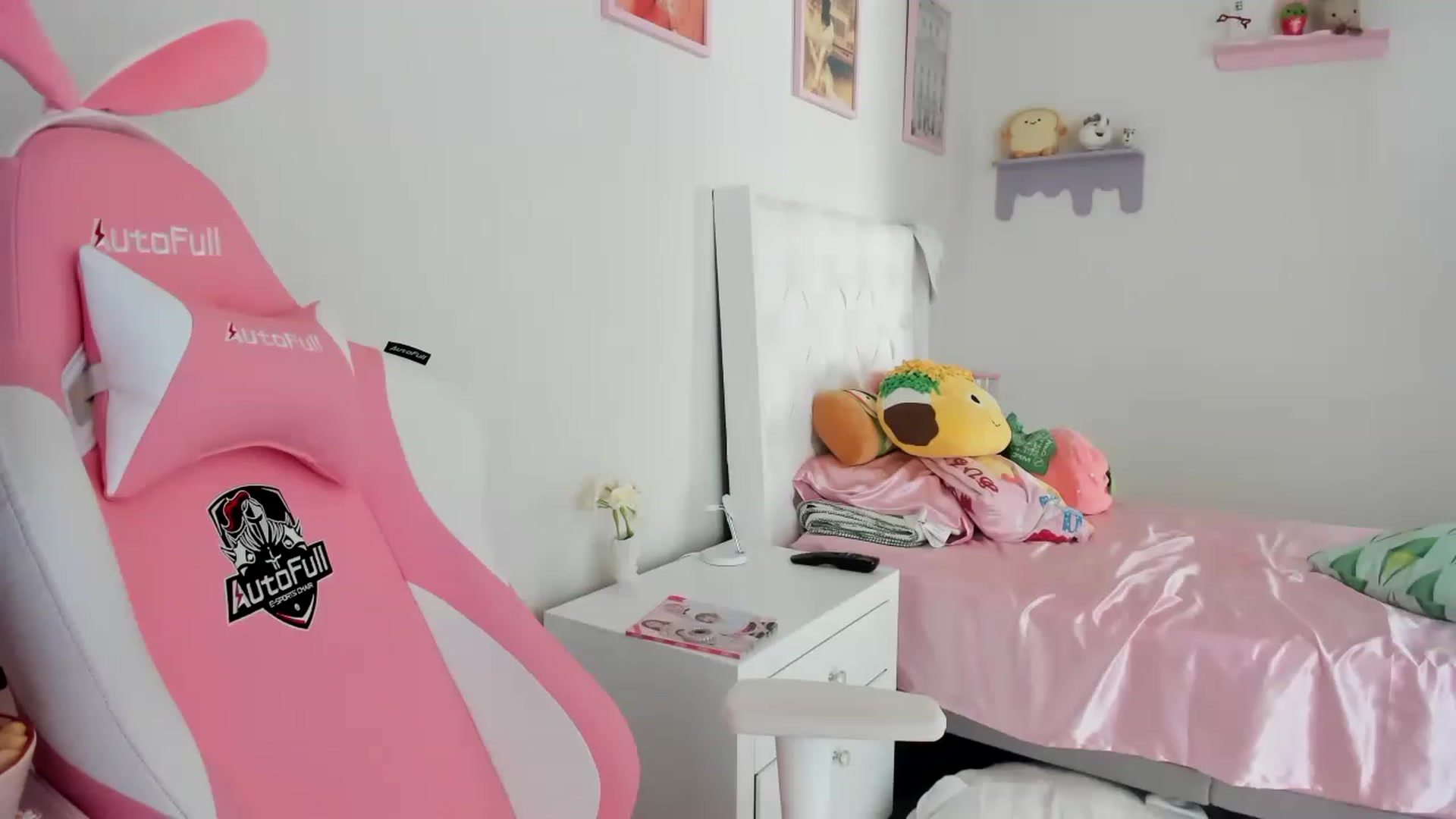 Gallery image thumbnail from Cherrycute666's myfreecams stream on, 06/17/2023, 23:00 image 7 of 20