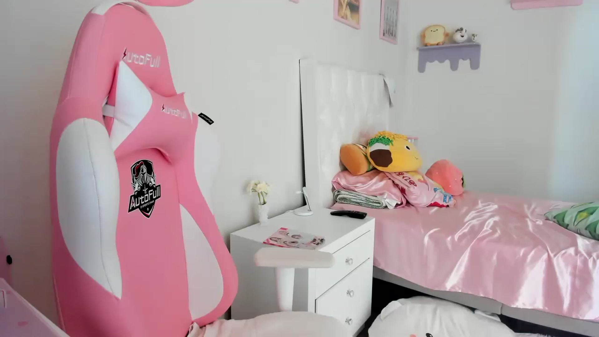 Gallery image thumbnail from Cherrycute666's myfreecams stream on, 06/17/2023, 23:00 image 19 of 20