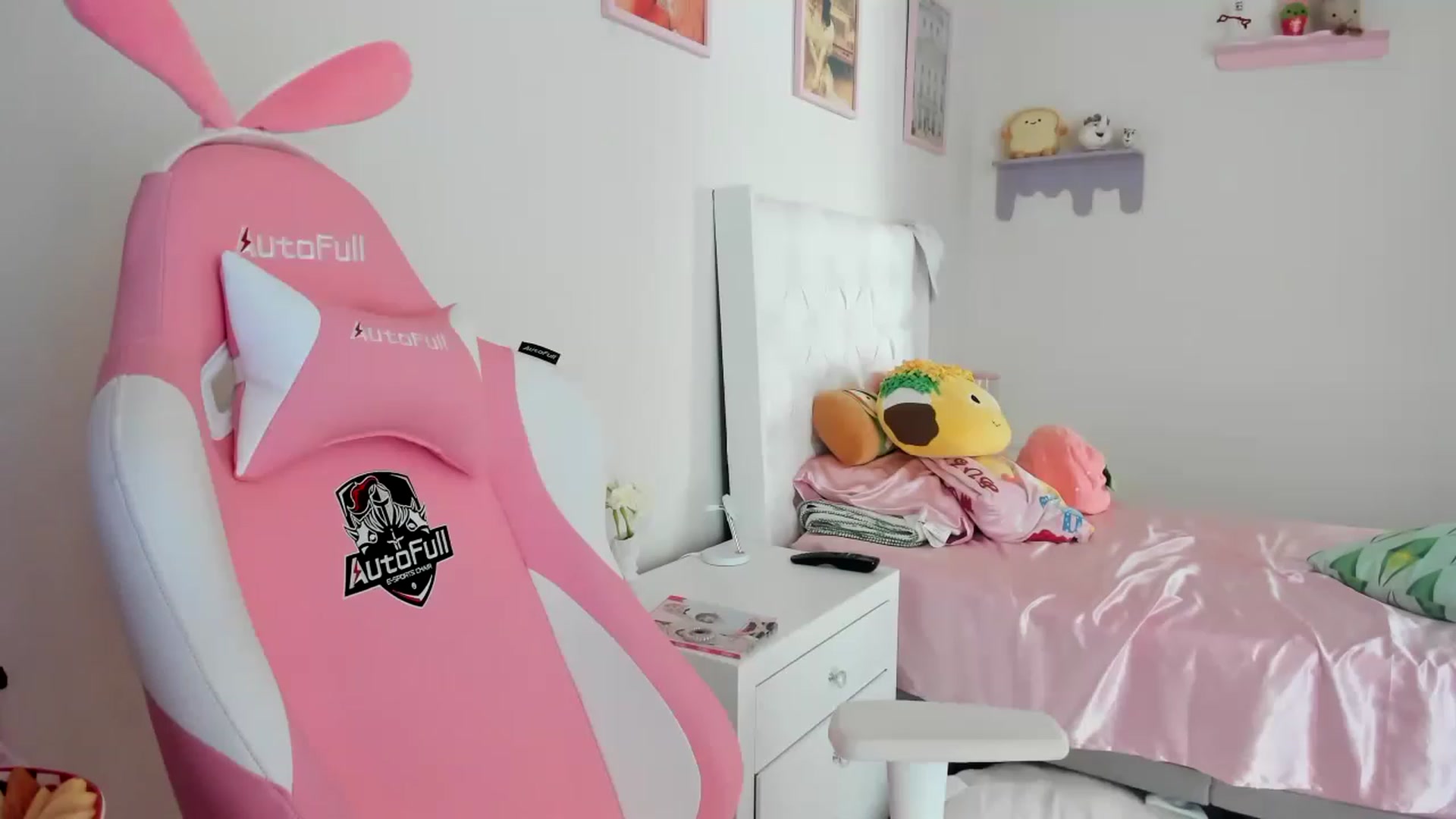 Gallery image thumbnail from Cherrycute666's myfreecams stream on, 06/17/2023, 23:00 image 5 of 20