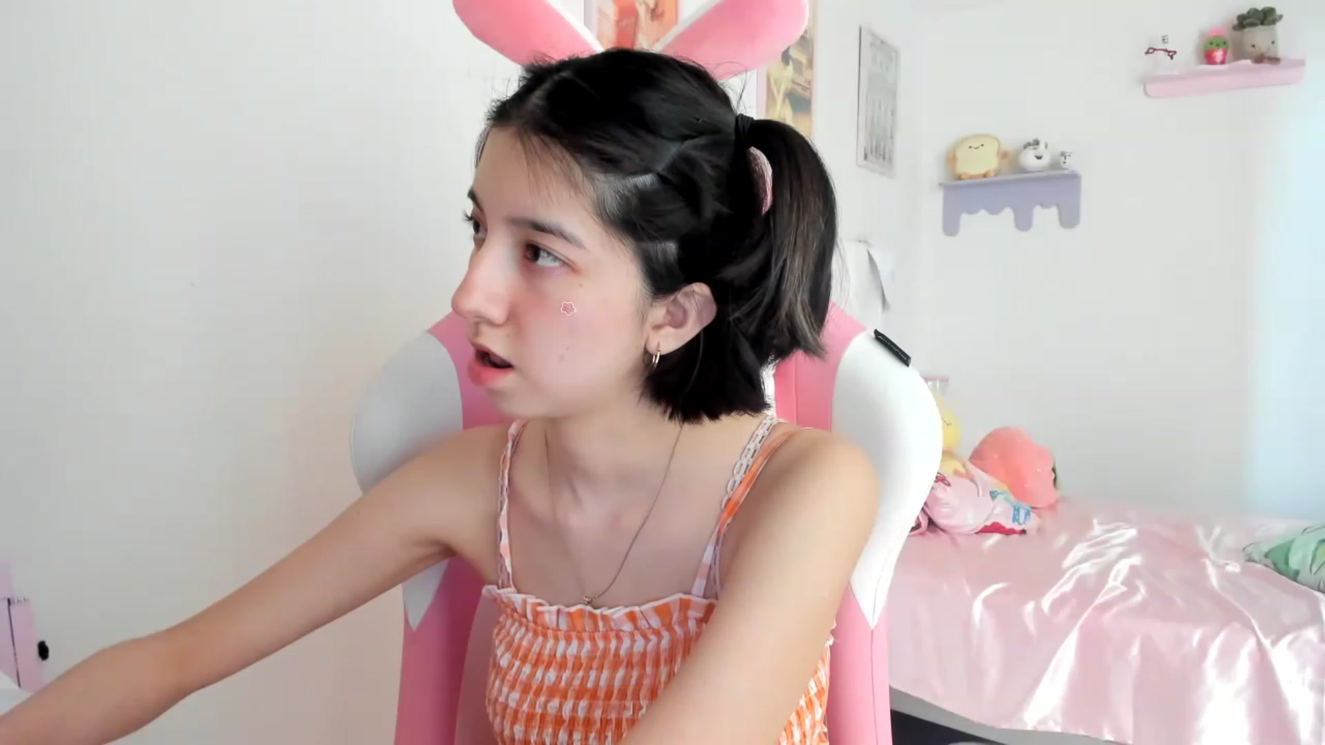 Gallery image thumbnail from Cherrycute666's myfreecams stream on, 06/18/2023, 24:02 image 6 of 20