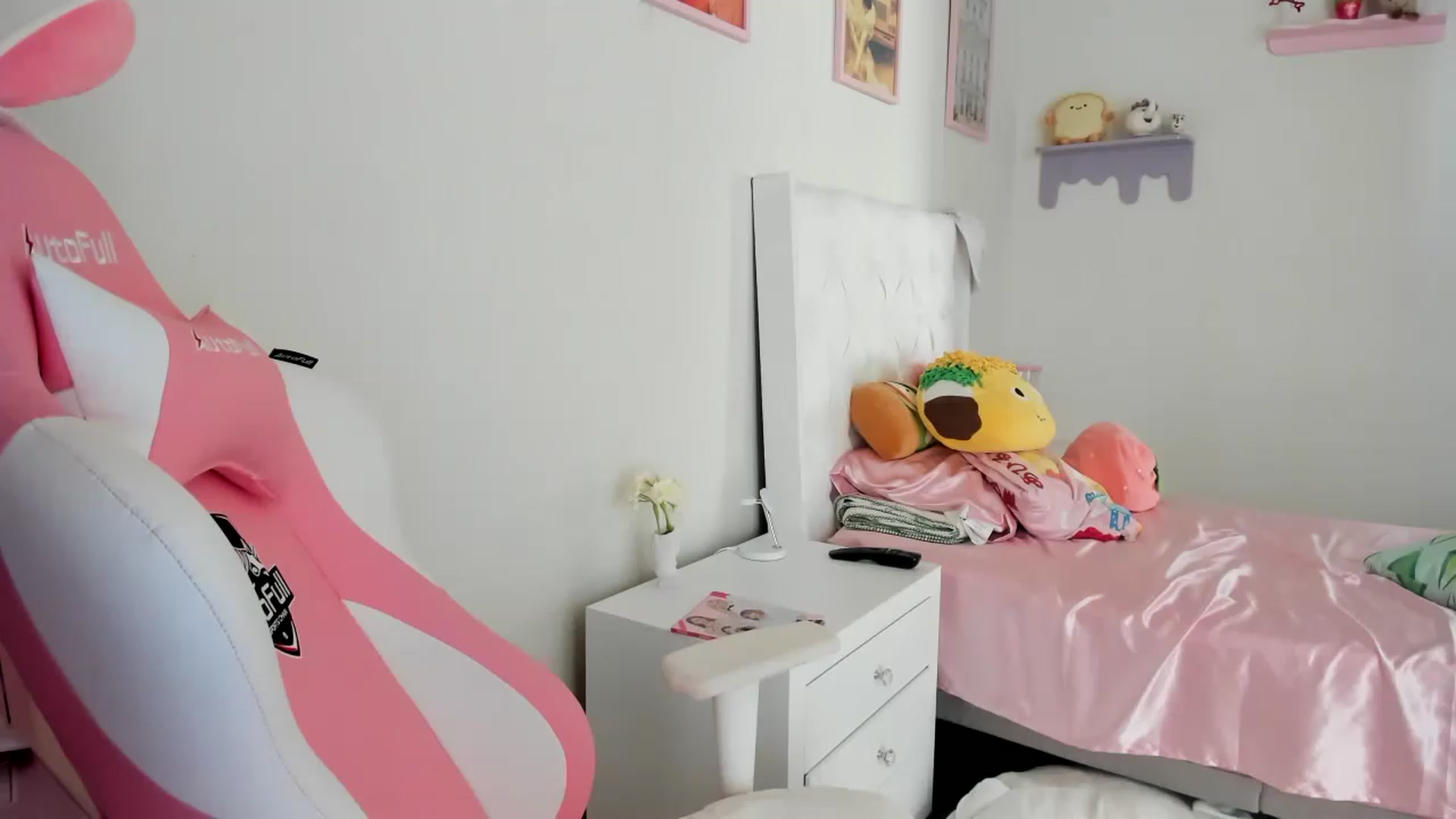 Gallery image thumbnail from Cherrycute666's myfreecams stream on, 06/18/2023, 24:02 image 18 of 20