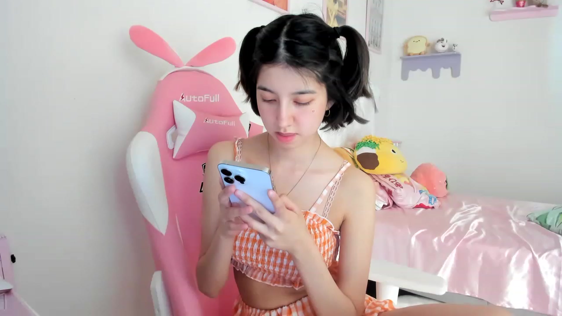 Gallery image thumbnail from Cherrycute666's myfreecams stream on, 06/18/2023, 24:02 image 17 of 20