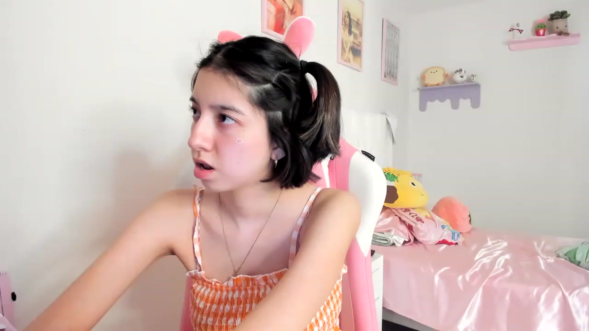 Gallery image thumbnail from Cherrycute666's myfreecams stream on, 06/18/2023, 24:45 image 8 of 20
