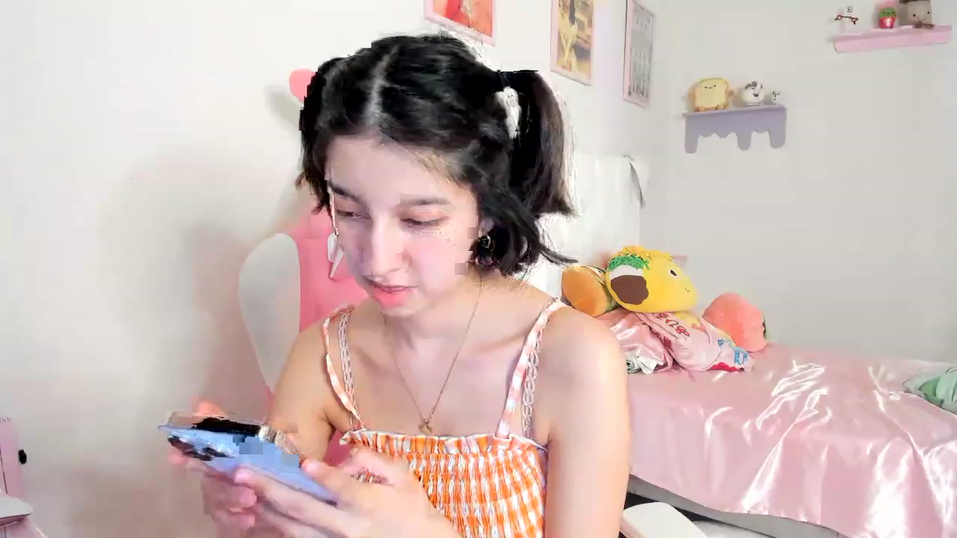 Gallery image thumbnail from Cherrycute666's myfreecams stream on, 06/18/2023, 24:45 image 17 of 20