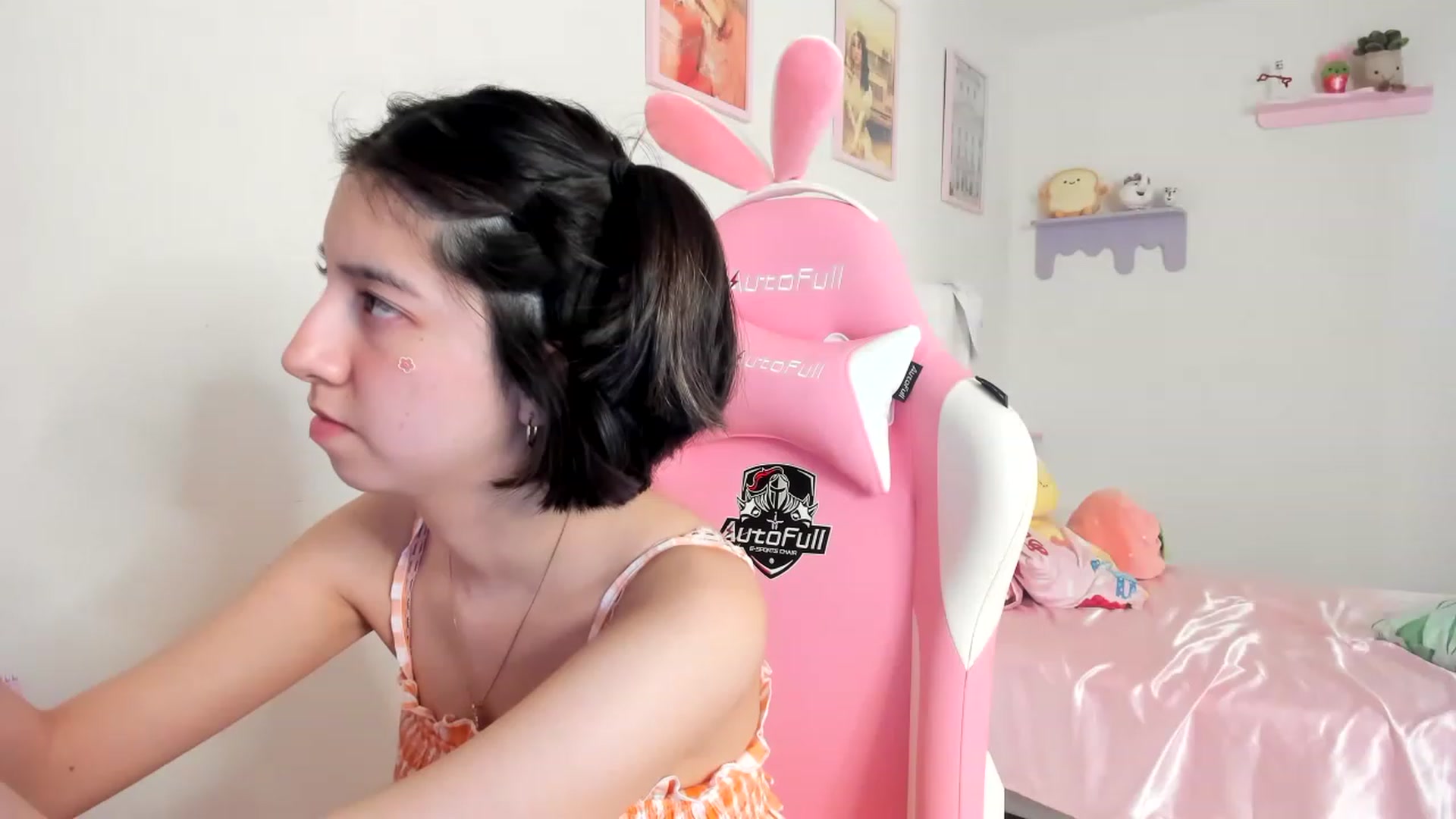 Gallery image thumbnail from Cherrycute666's myfreecams stream on, 06/18/2023, 24:45 image 9 of 20