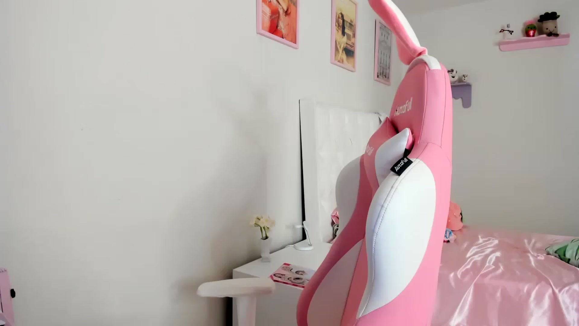 Gallery image thumbnail from Cherrycute666's myfreecams stream on, 06/18/2023, 24:45 image 4 of 20