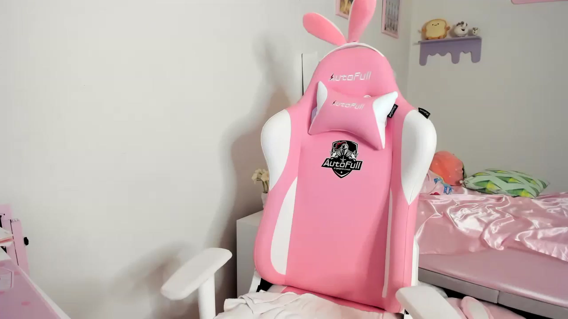 Gallery image thumbnail from Cherrycute666's myfreecams stream on, 06/18/2023, 07:59 image 14 of 20