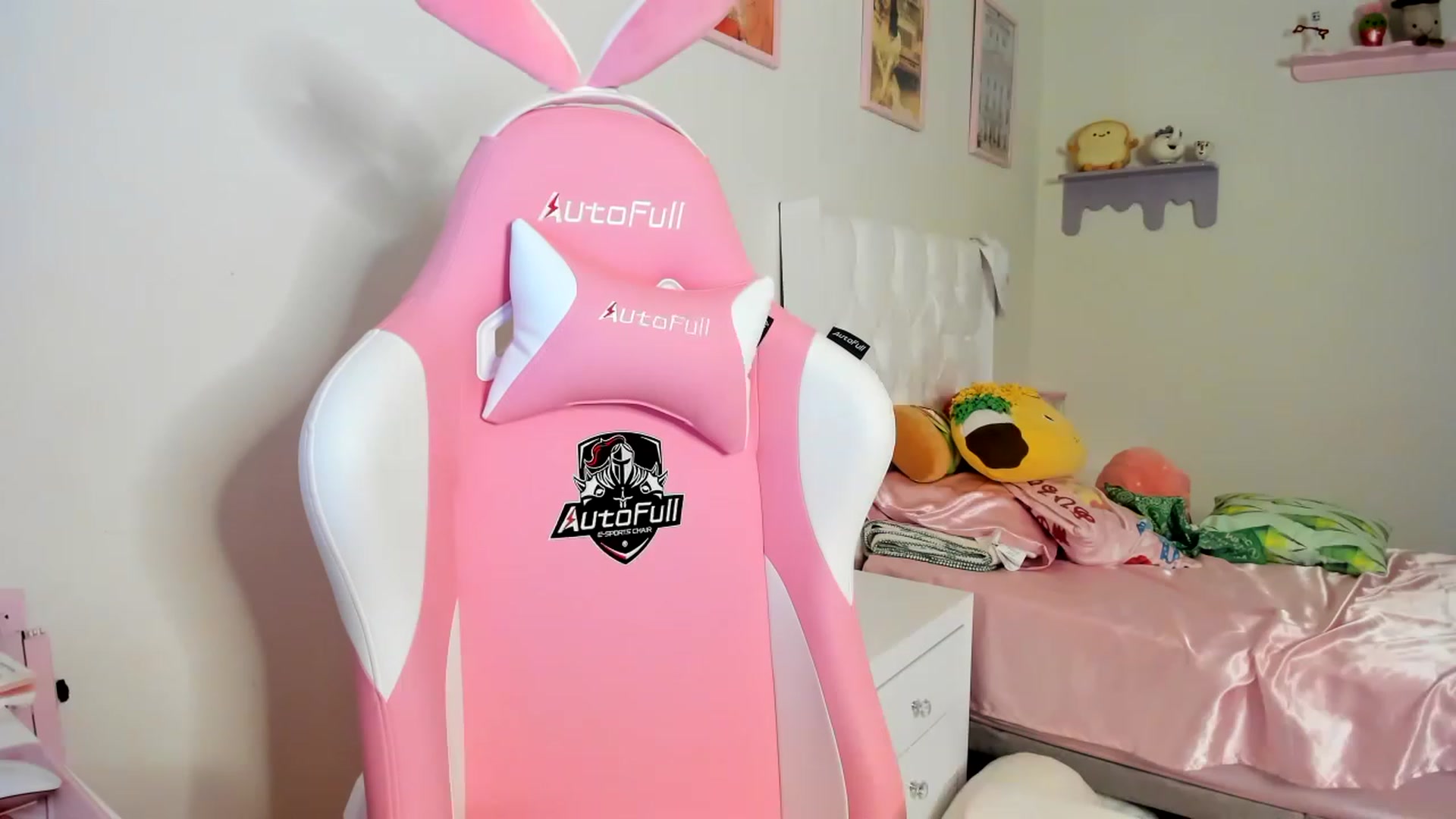 Gallery image thumbnail from Cherrycute666's myfreecams stream on, 06/18/2023, 12:01 image 5 of 20