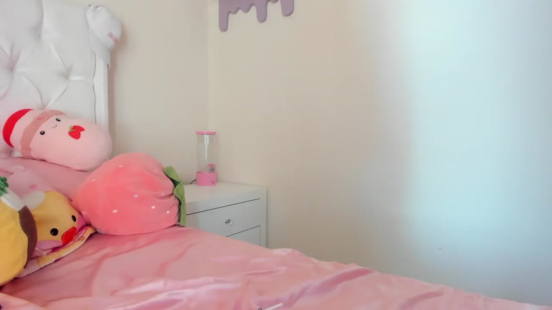 Gallery image thumbnail from Cherrycute666's myfreecams stream on, 06/19/2023, 24:25 image 5 of 20
