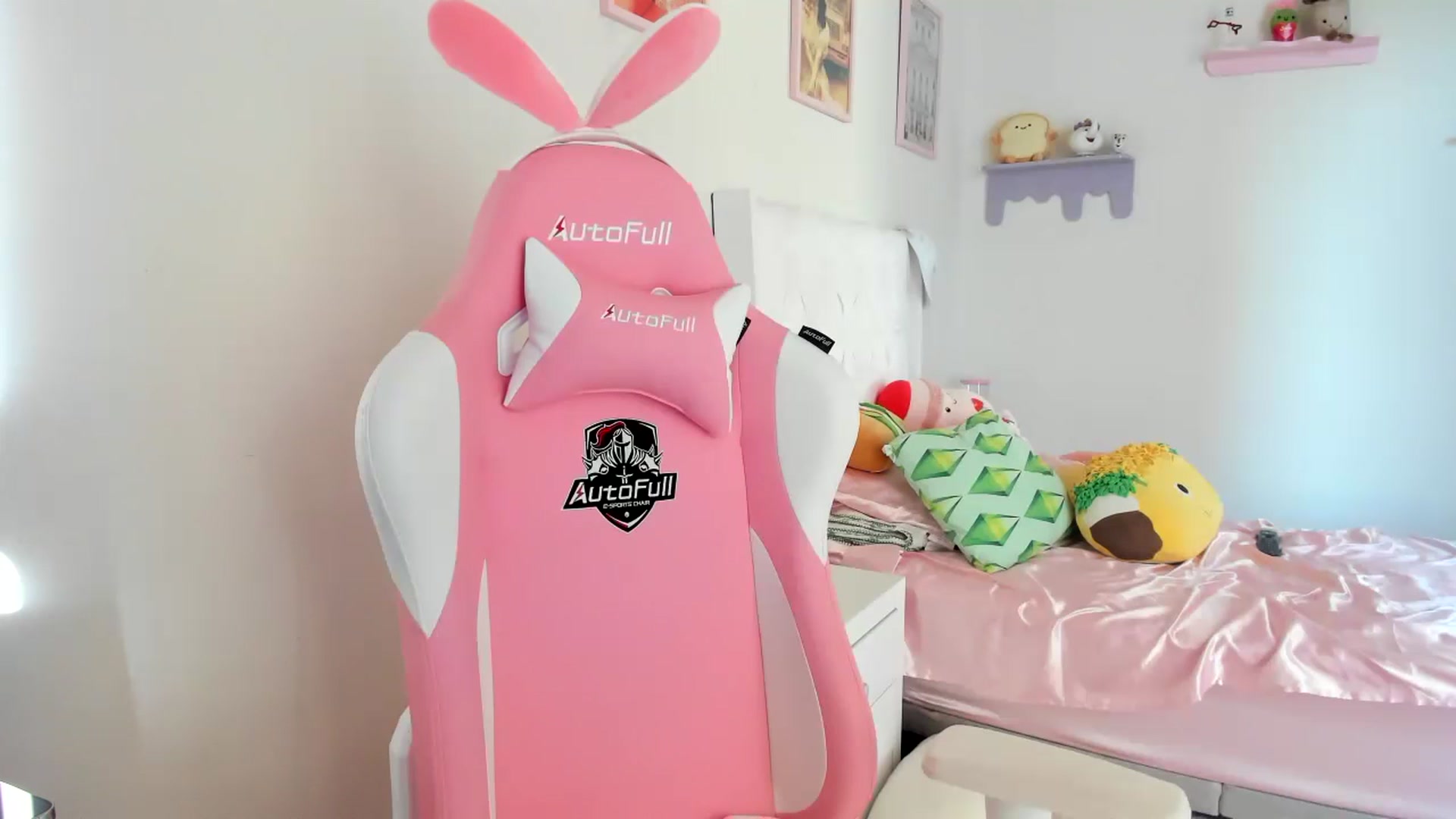 Gallery image thumbnail from Cherrycute666's myfreecams stream on, 06/19/2023, 24:25 image 18 of 20