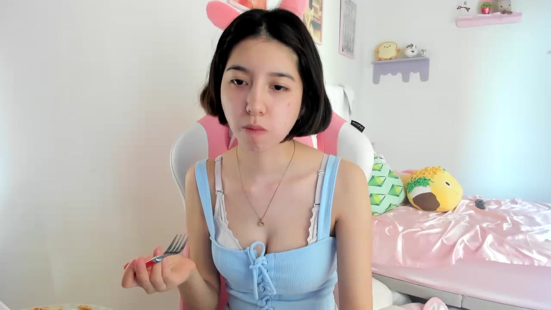 Gallery image thumbnail from Cherrycute666's myfreecams stream on, 06/19/2023, 24:25 image 15 of 20