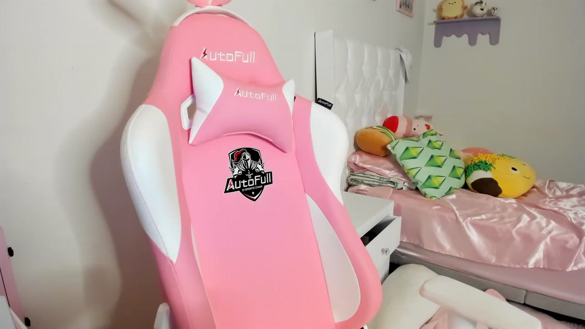 Gallery image thumbnail from Cherrycute666's myfreecams stream on, 06/19/2023, 06:39 image 18 of 20