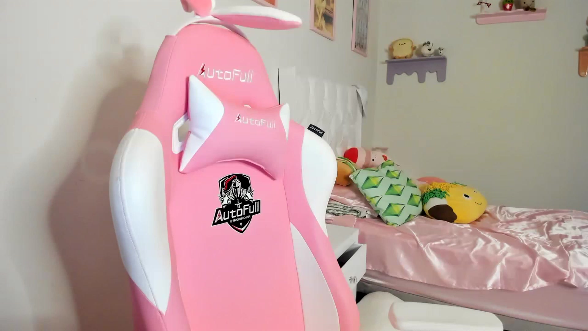 Gallery image thumbnail from Cherrycute666's myfreecams stream on, 06/19/2023, 08:46 image 2 of 20