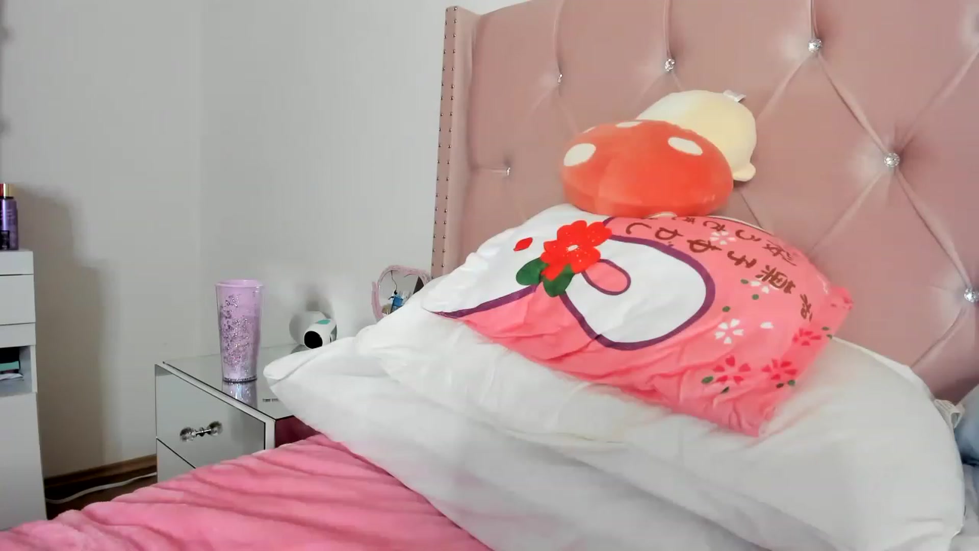 Gallery image thumbnail from Cherrycute666's myfreecams stream on, 06/20/2023, 07:25 image 10 of 20