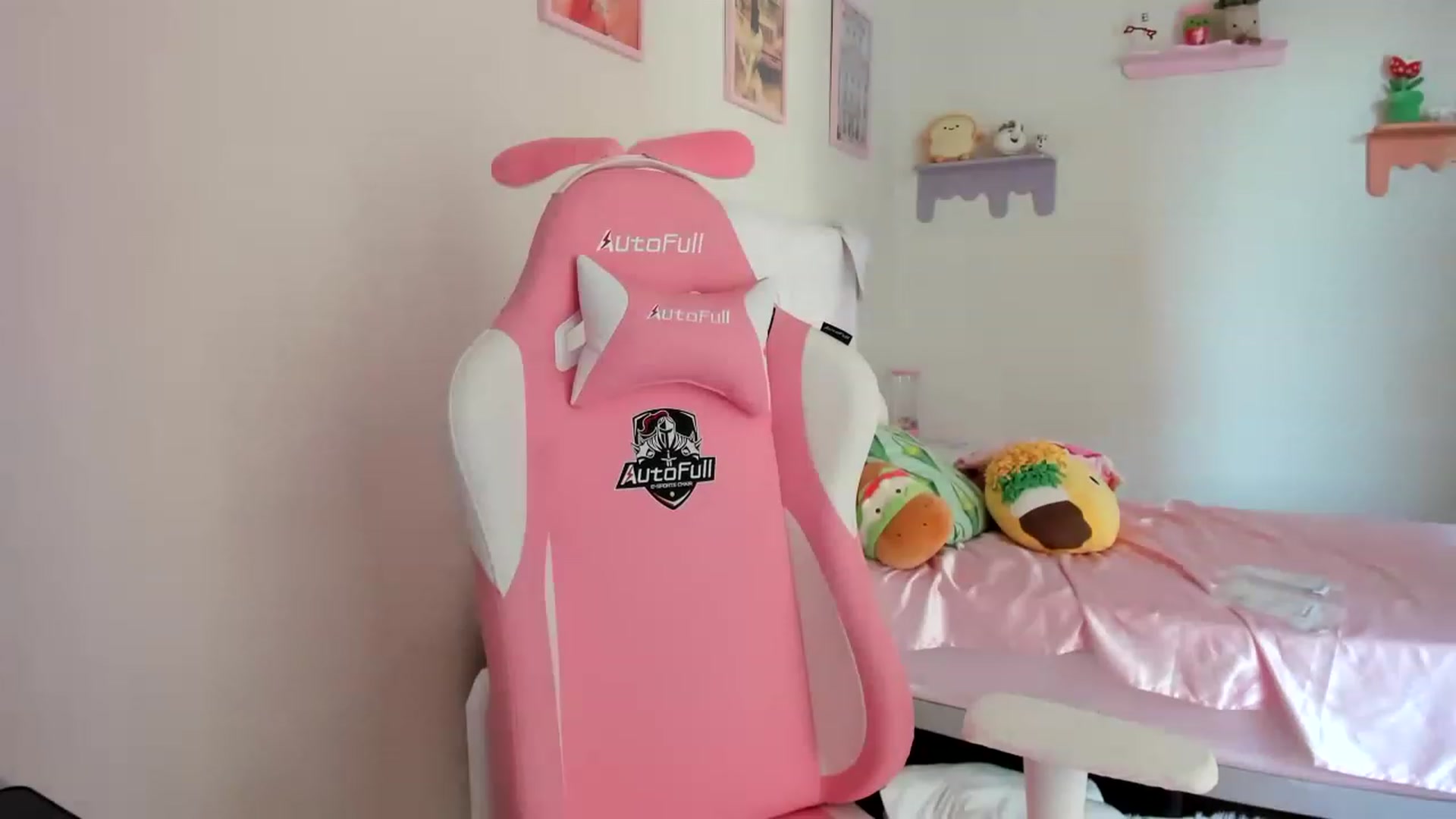 Gallery image thumbnail from Cherrycute666's myfreecams stream on, 06/22/2023, 22:52 image 17 of 20