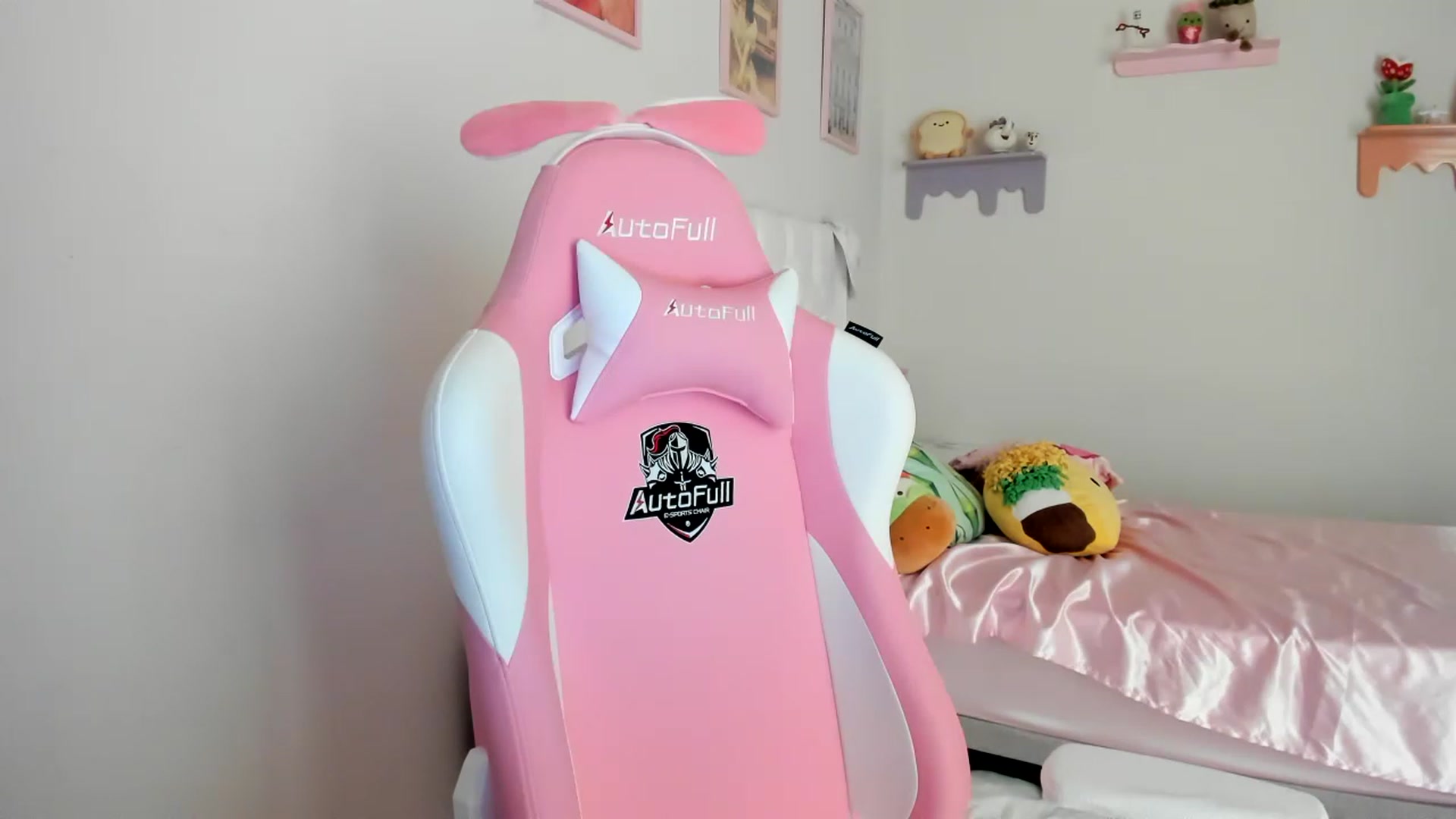 Gallery image thumbnail from Cherrycute666's myfreecams stream on, 06/23/2023, 24:40 image 17 of 20