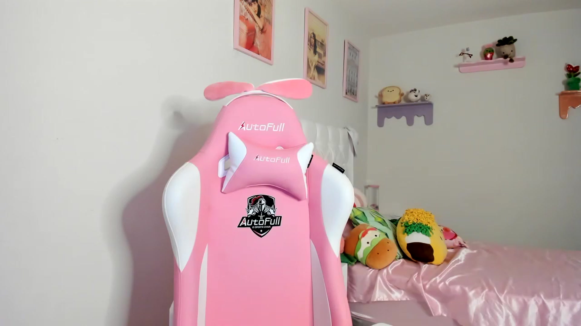 Gallery image thumbnail from Cherrycute666's myfreecams stream on, 06/23/2023, 04:53 image 10 of 20