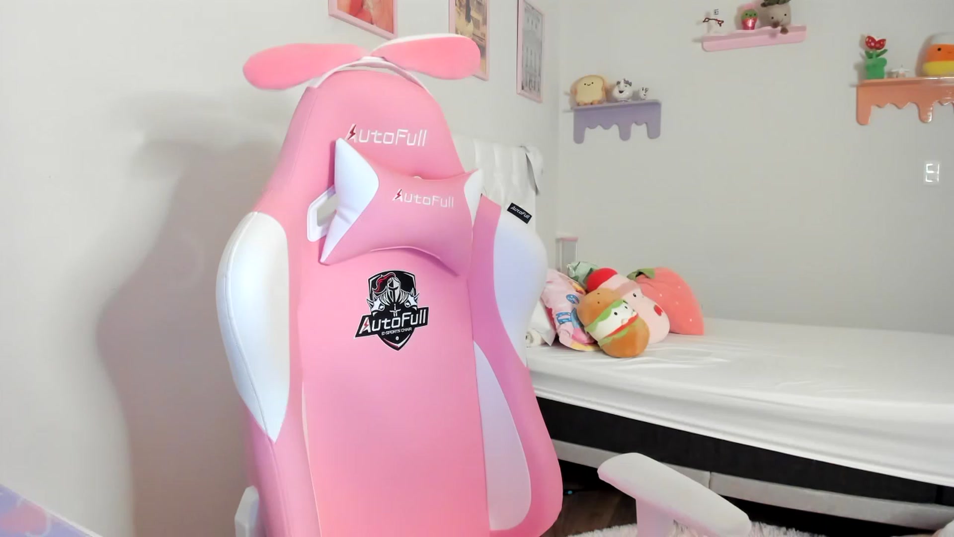 Gallery image thumbnail from Cherrycute666's myfreecams stream on, 06/27/2023, 11:08 image 17 of 20