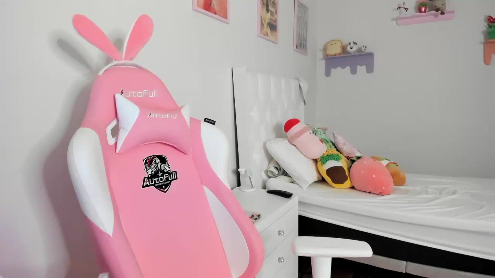 Gallery image thumbnail from Cherrycute666's myfreecams stream on, 06/28/2023, 01:14 image 6 of 20