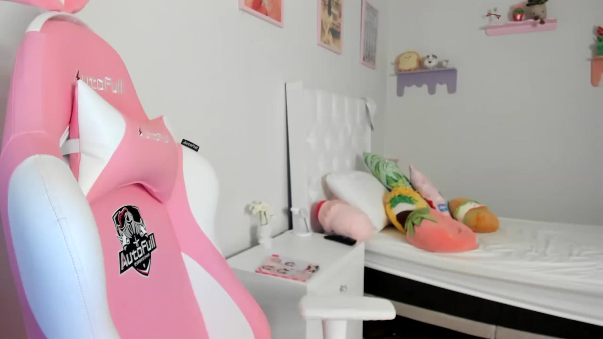 Gallery image thumbnail from Cherrycute666's myfreecams stream on, 06/28/2023, 05:01 image 4 of 20