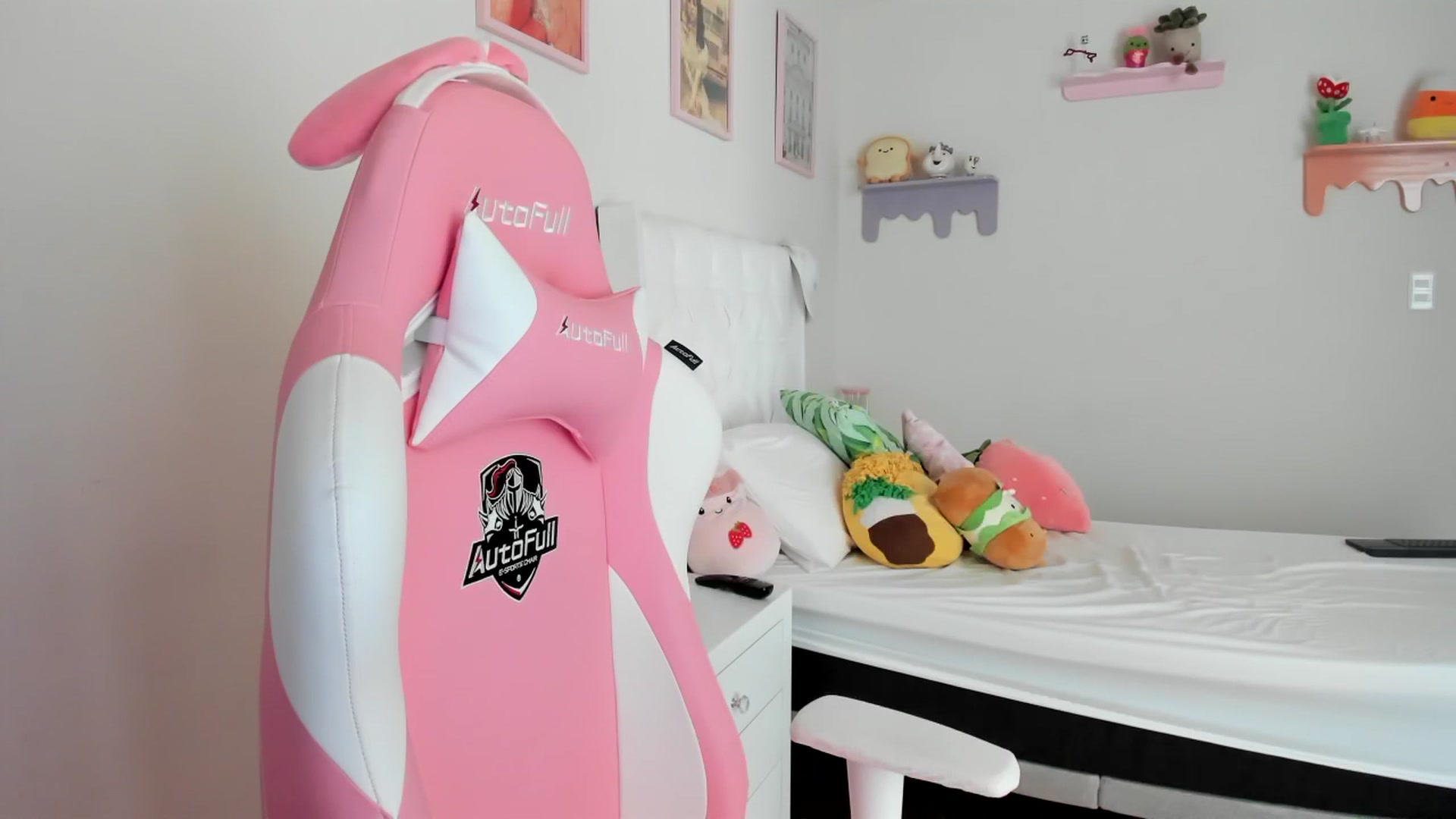 Gallery image thumbnail from Cherrycute666's myfreecams stream on, 06/28/2023, 18:28 image 6 of 20