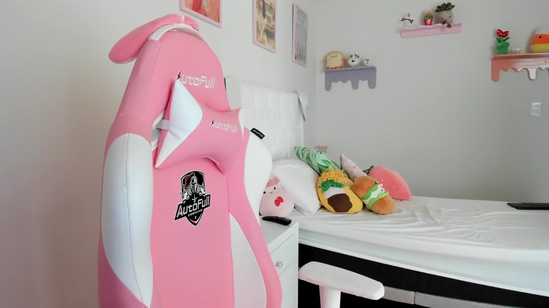 Gallery image thumbnail from Cherrycute666's myfreecams stream on, 06/28/2023, 18:28 image 7 of 20