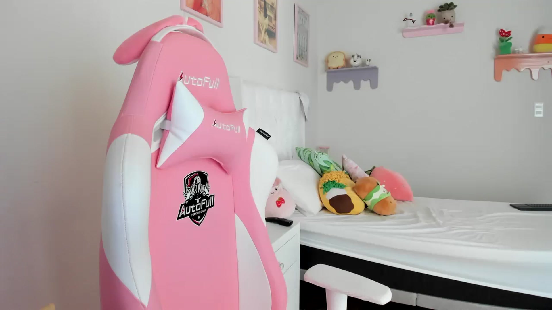 Gallery image thumbnail from Cherrycute666's myfreecams stream on, 06/28/2023, 18:28 image 8 of 20