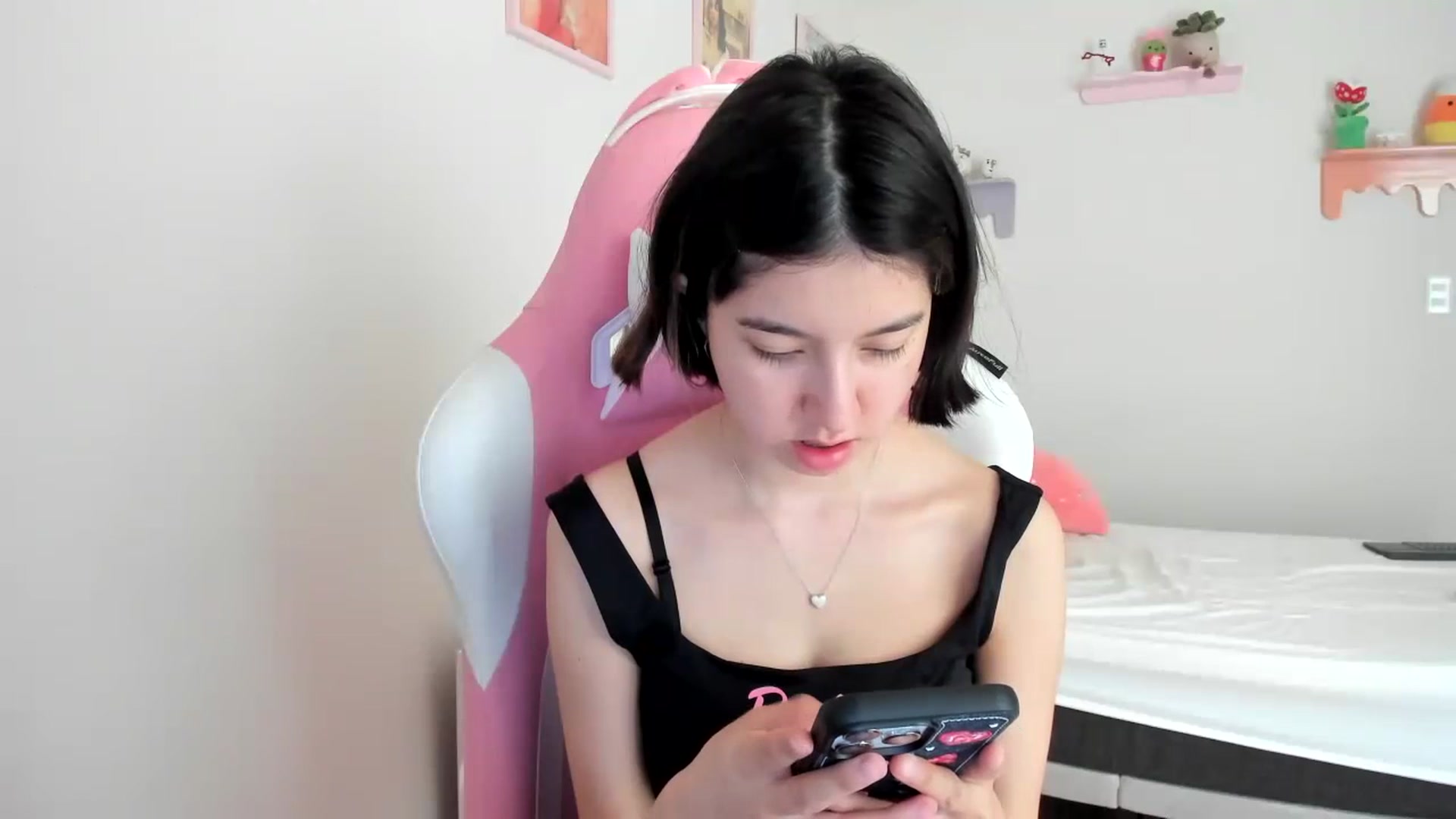 Gallery image thumbnail from Cherrycute666's myfreecams stream on, 06/28/2023, 18:28 image 17 of 20