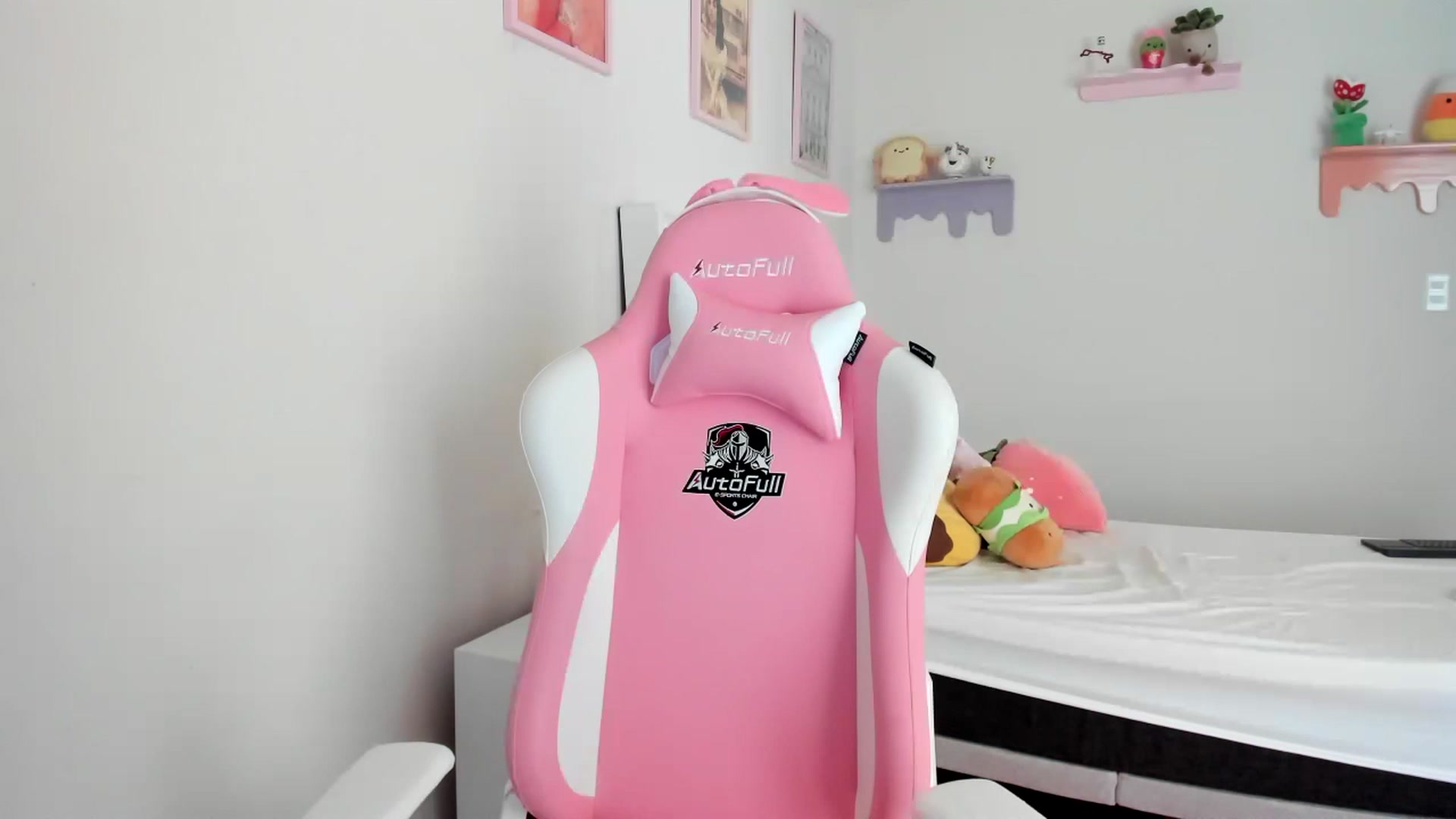 Gallery image thumbnail from Cherrycute666's myfreecams stream on, 06/28/2023, 19:13 image 17 of 20