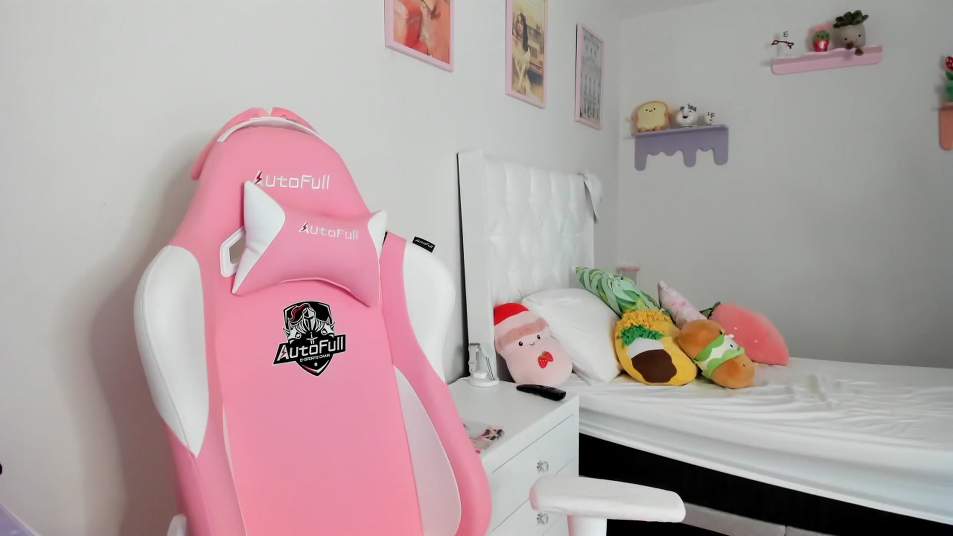 Gallery image thumbnail from Cherrycute666's myfreecams stream on, 06/28/2023, 20:26 image 1 of 20