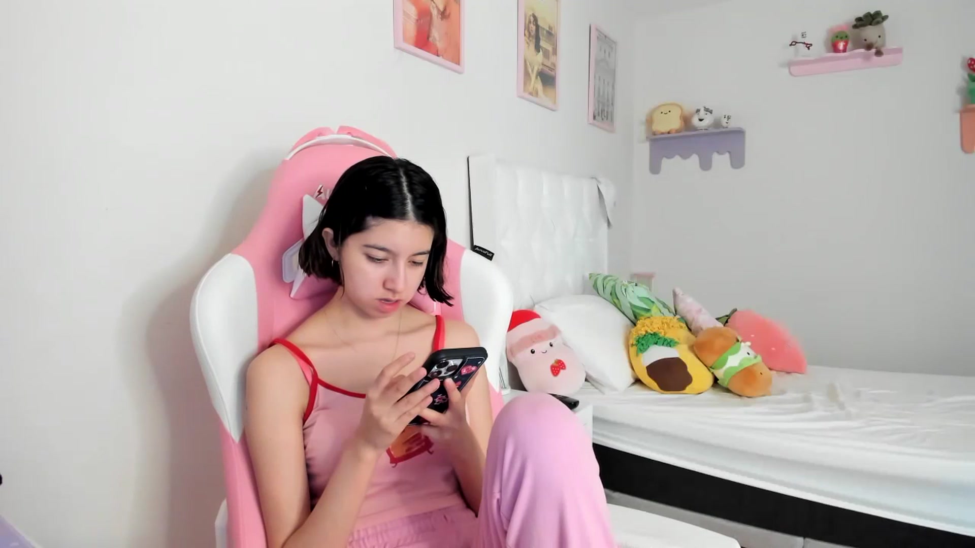 Gallery image thumbnail from Cherrycute666's myfreecams stream on, 06/28/2023, 20:26 image 4 of 20