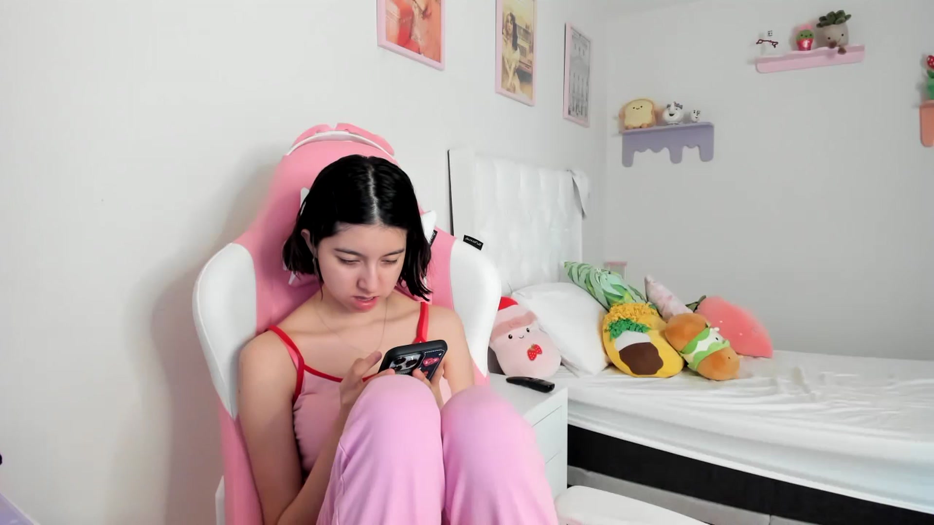 Gallery image thumbnail from Cherrycute666's myfreecams stream on, 06/28/2023, 20:26 image 6 of 20
