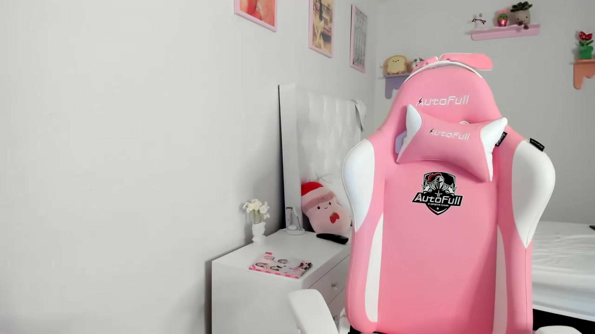 Gallery image thumbnail from Cherrycute666's myfreecams stream on, 06/28/2023, 22:12 image 6 of 20