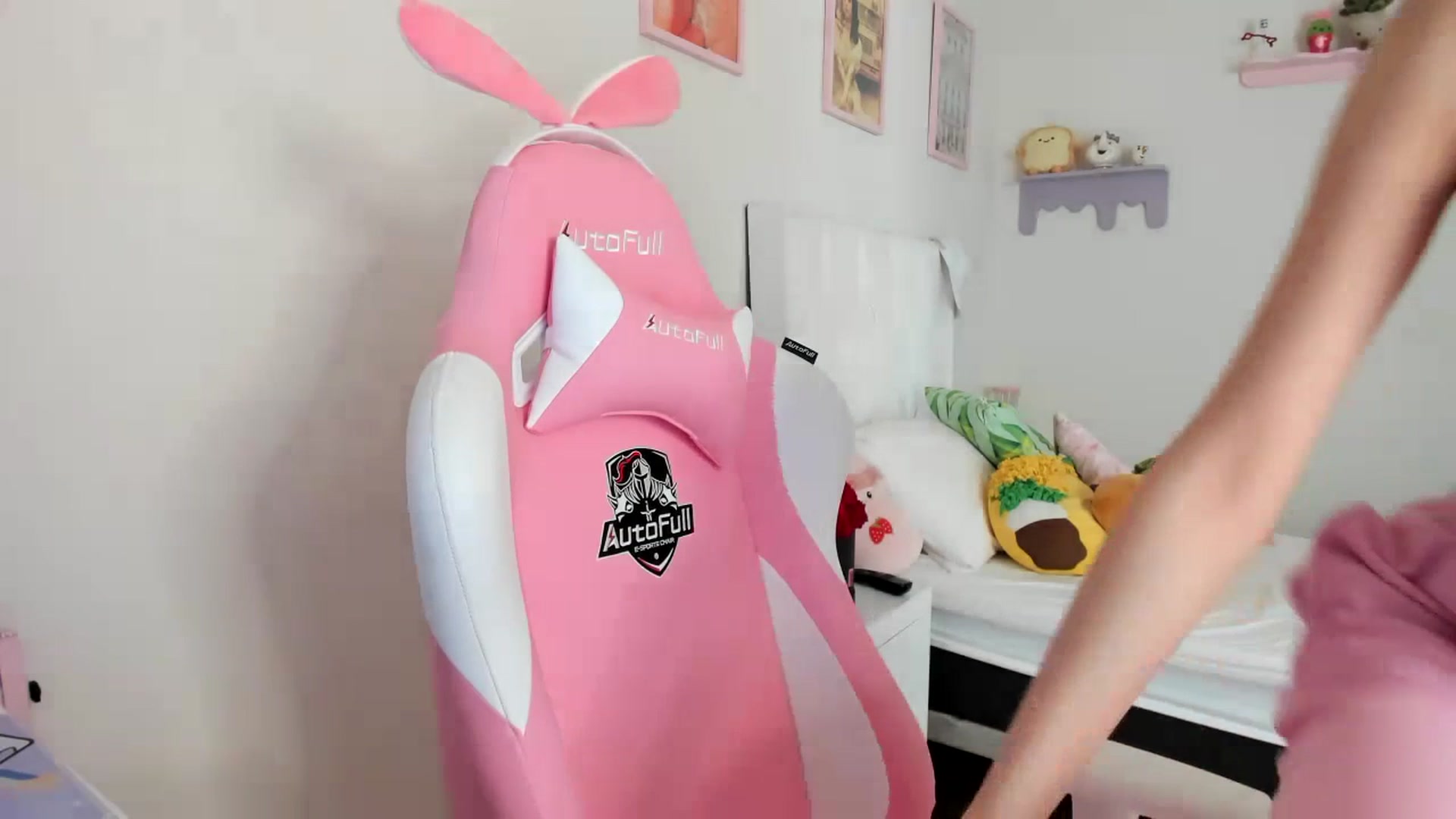 Gallery image thumbnail from Cherrycute666's myfreecams stream on, 06/28/2023, 23:15 image 16 of 20