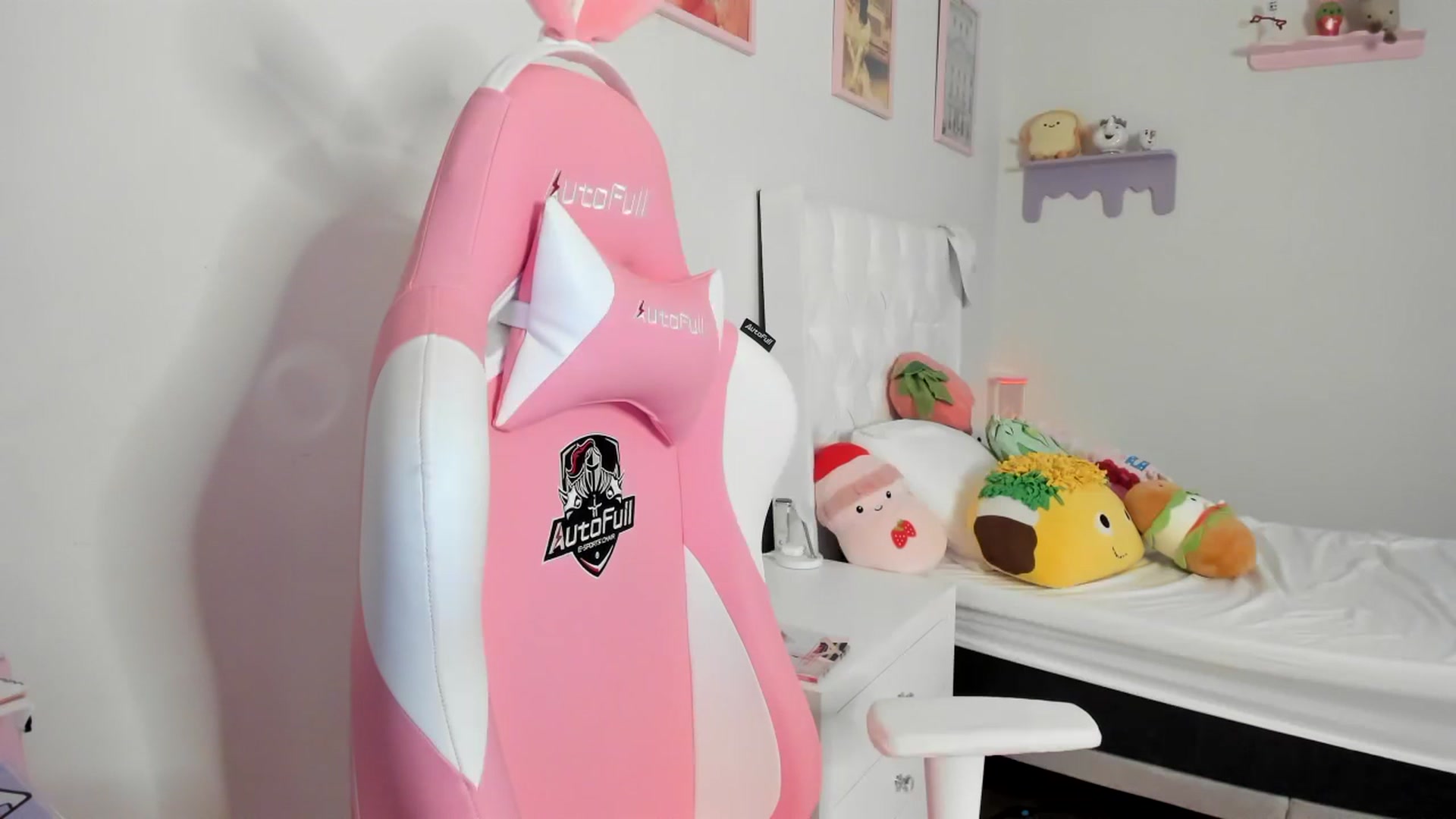 Gallery image thumbnail from Cherrycute666's myfreecams stream on, 06/30/2023, 07:57 image 17 of 20