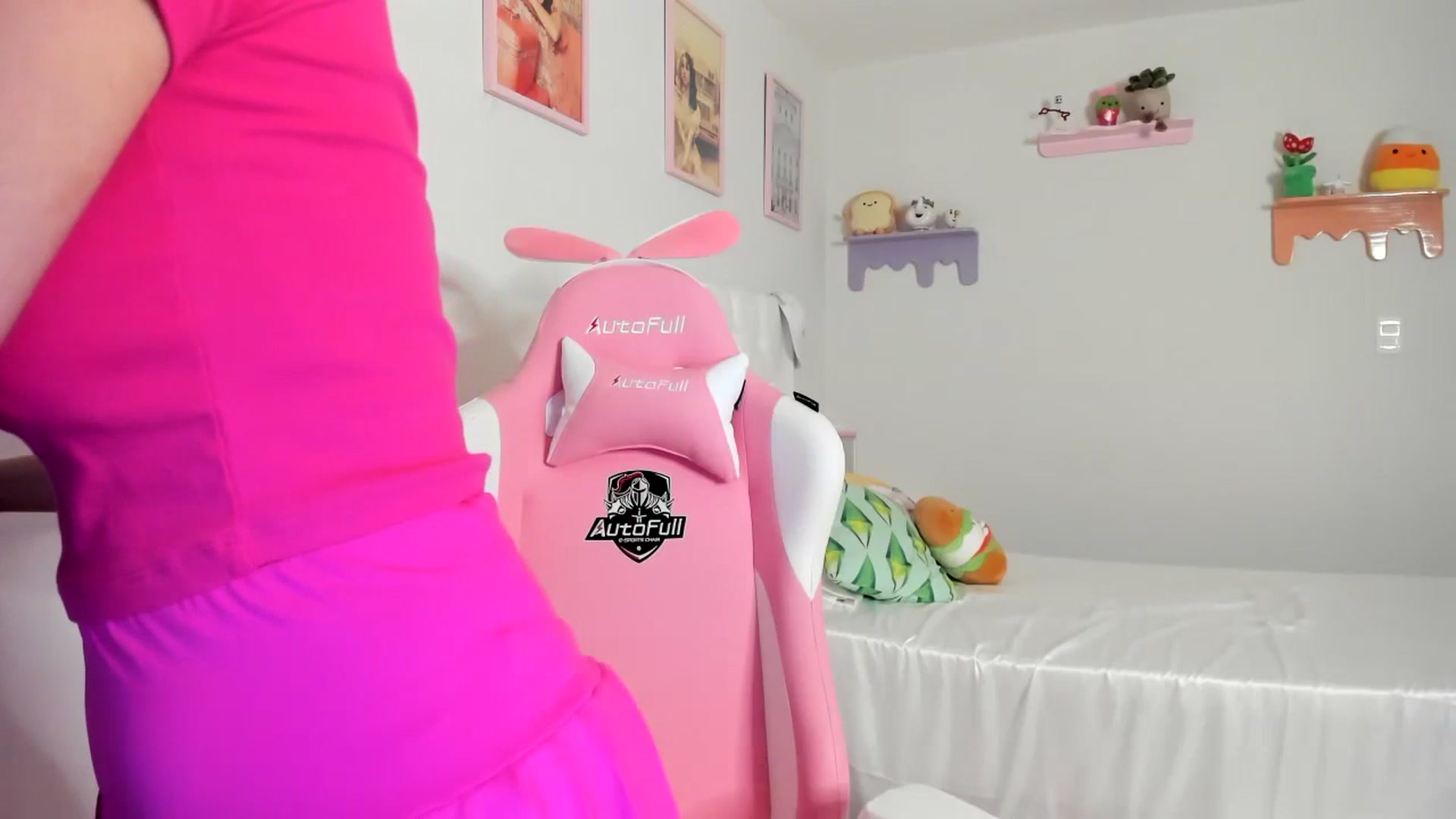 Gallery image thumbnail from Cherrycute666's myfreecams stream on, 07/04/2023, 24:06 image 17 of 20